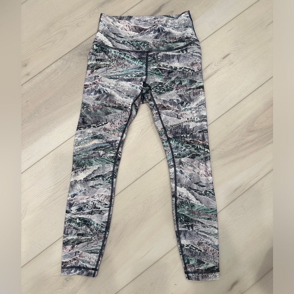 Mountain Print Lululemon Ankle Length Leggings Size 4 Perfect Condition